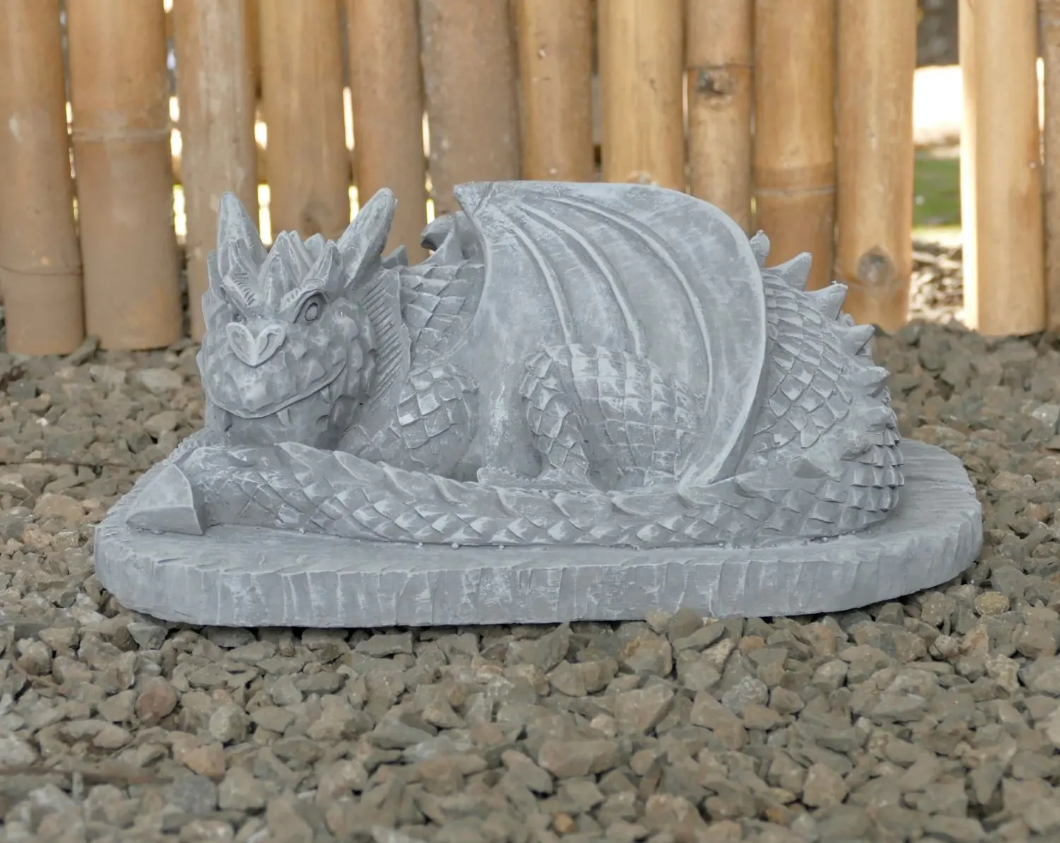 Artikelbild 7 des Artikels “Jaro -Liegender Drache auf Sockel, 30cm L | Steinguss “